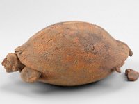 Ame Ker 124  Ame Ker 124, Mexiko, Bundesstaat Tabasco, Frontera, Maya, Postklassische Periode, 900-1450 n. Chr., Schale in Form einer Schildkröte, Ton, H 11,5 cm, B 17 cm, L 27 cm, Dm Mündung 9,3 cm : Museumsfoto: Claus Cordes, Bestandskatalog Ethnologie